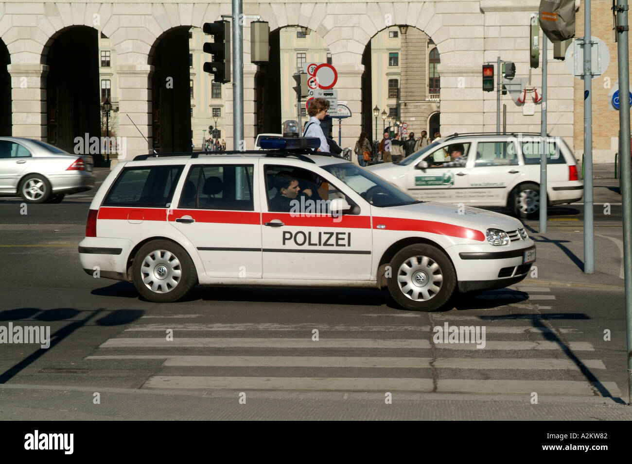 Österreichische Polizei-Auto in Wien Stockfotografie - Alamy