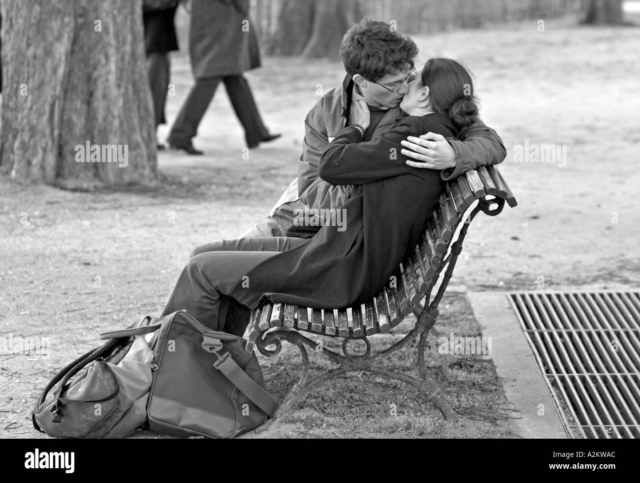 Paar Küssen auf Bank Jardin du Luxemburg Paris Frankreich Stockfoto