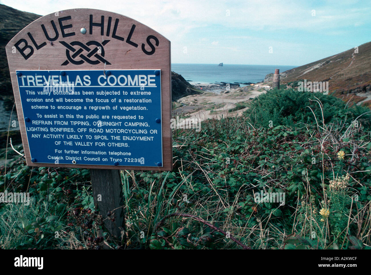 Küstenerosion Warnhinweis Bluehills Trevellas Coombe Cornwall UK Stockfoto