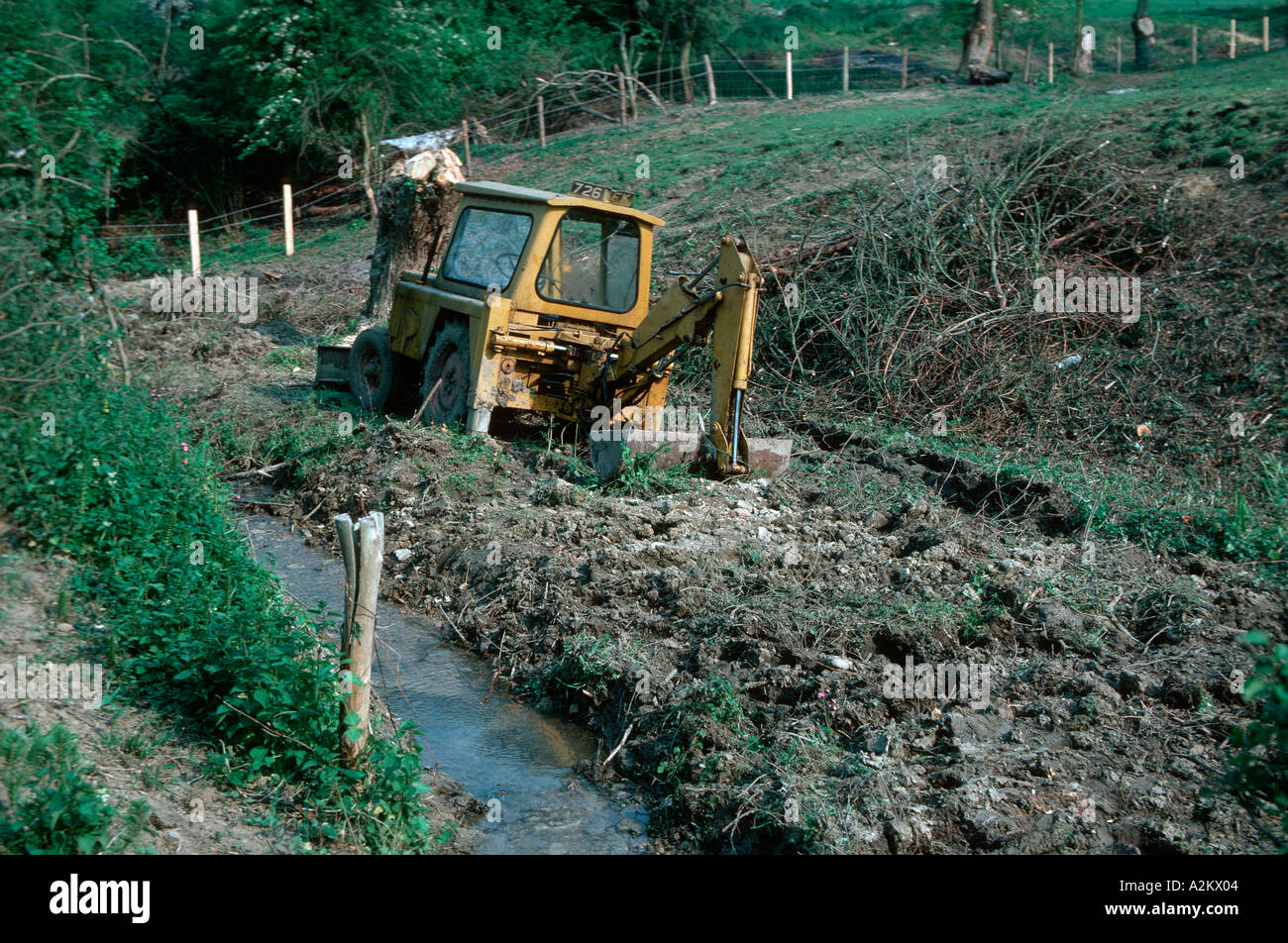 Planierraupe entfernen, Hecken und Feuchtbiotop Cotswolds Vereinigtes Königreich Stockfoto