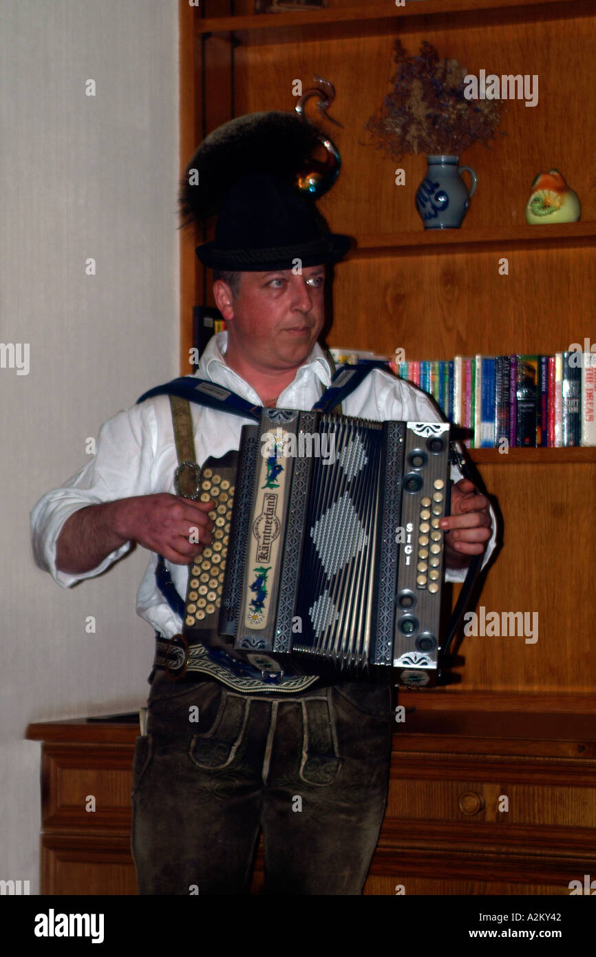 Österreichischen Mann Tradition Kleidung auf einer Party-Nacht der Ziehharmonika zu spielen... Stockfoto