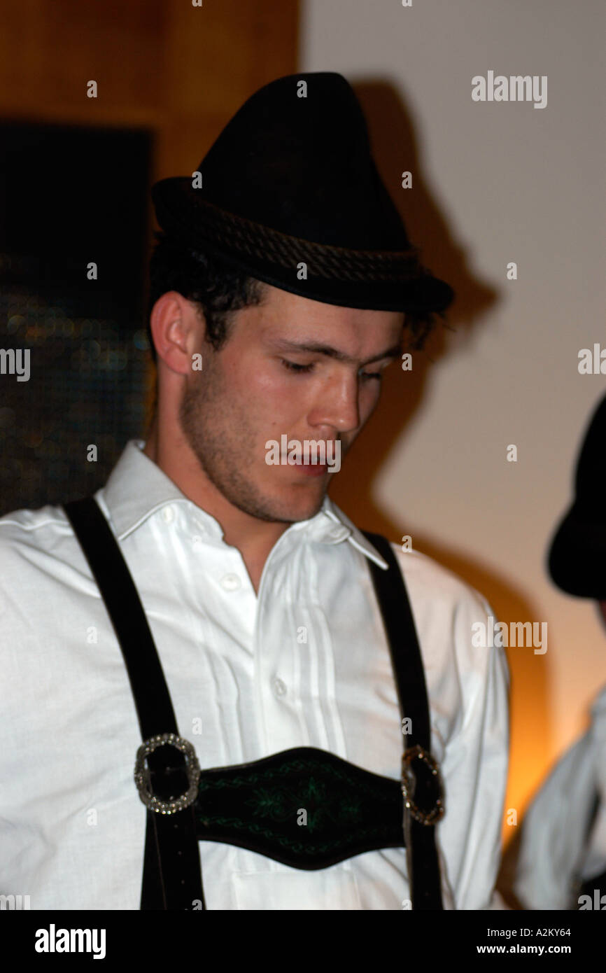 Österreichischen männlich Tradition Tiroler Kleidung auf einer Party-Nacht. Stockfoto