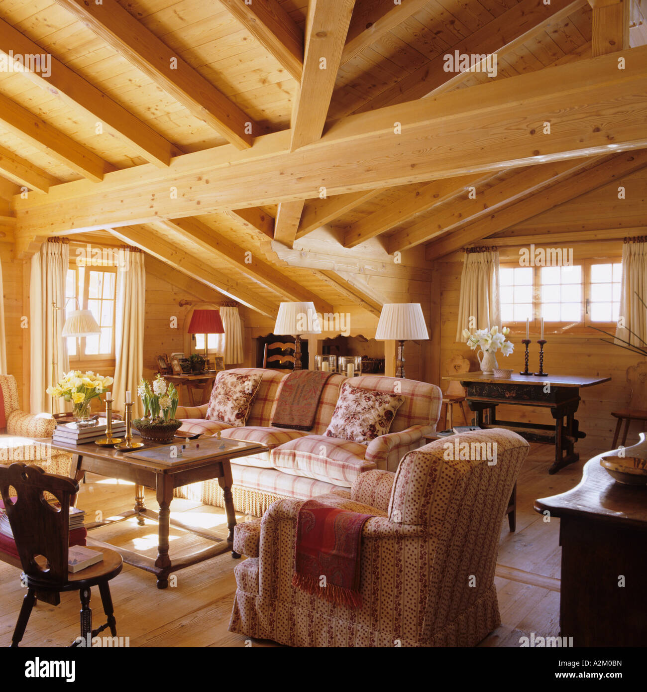Wohnzimmer mit Balkendecke in einem traditionellen Chalet in der Schweiz Stockfoto