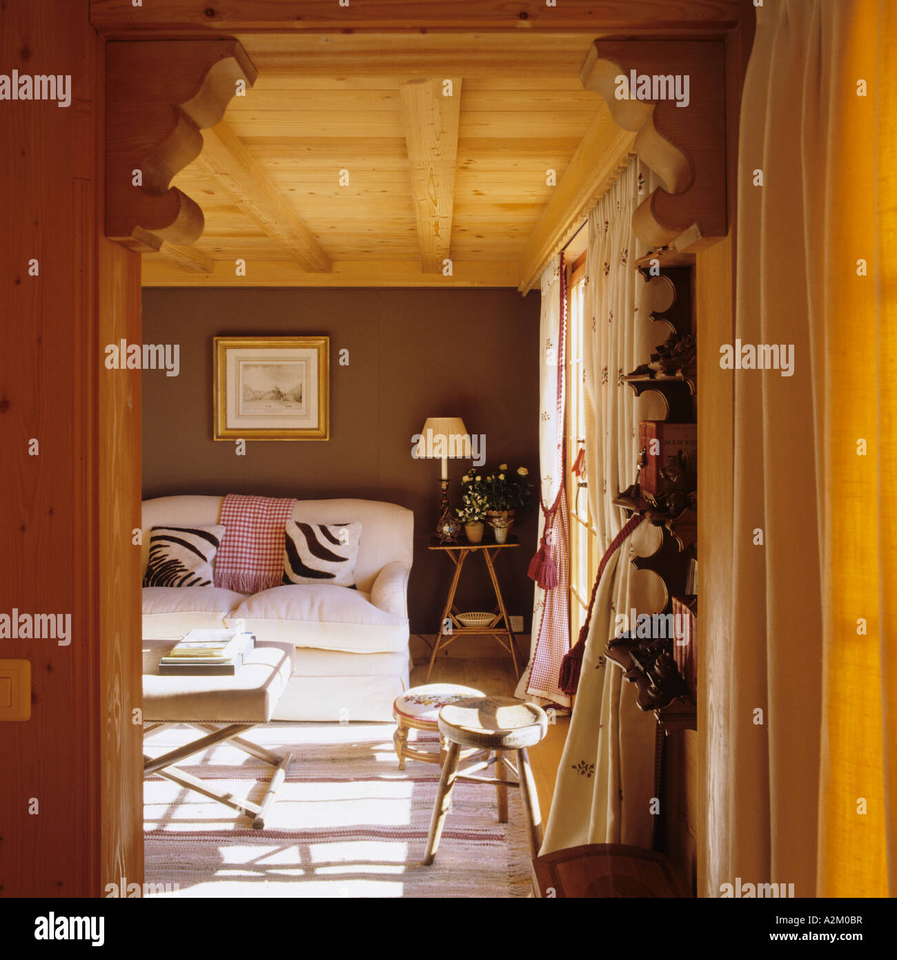 Blick durch eine Tür in einem Wohnzimmer in einem traditionellen Chalet in der Schweiz Stockfoto