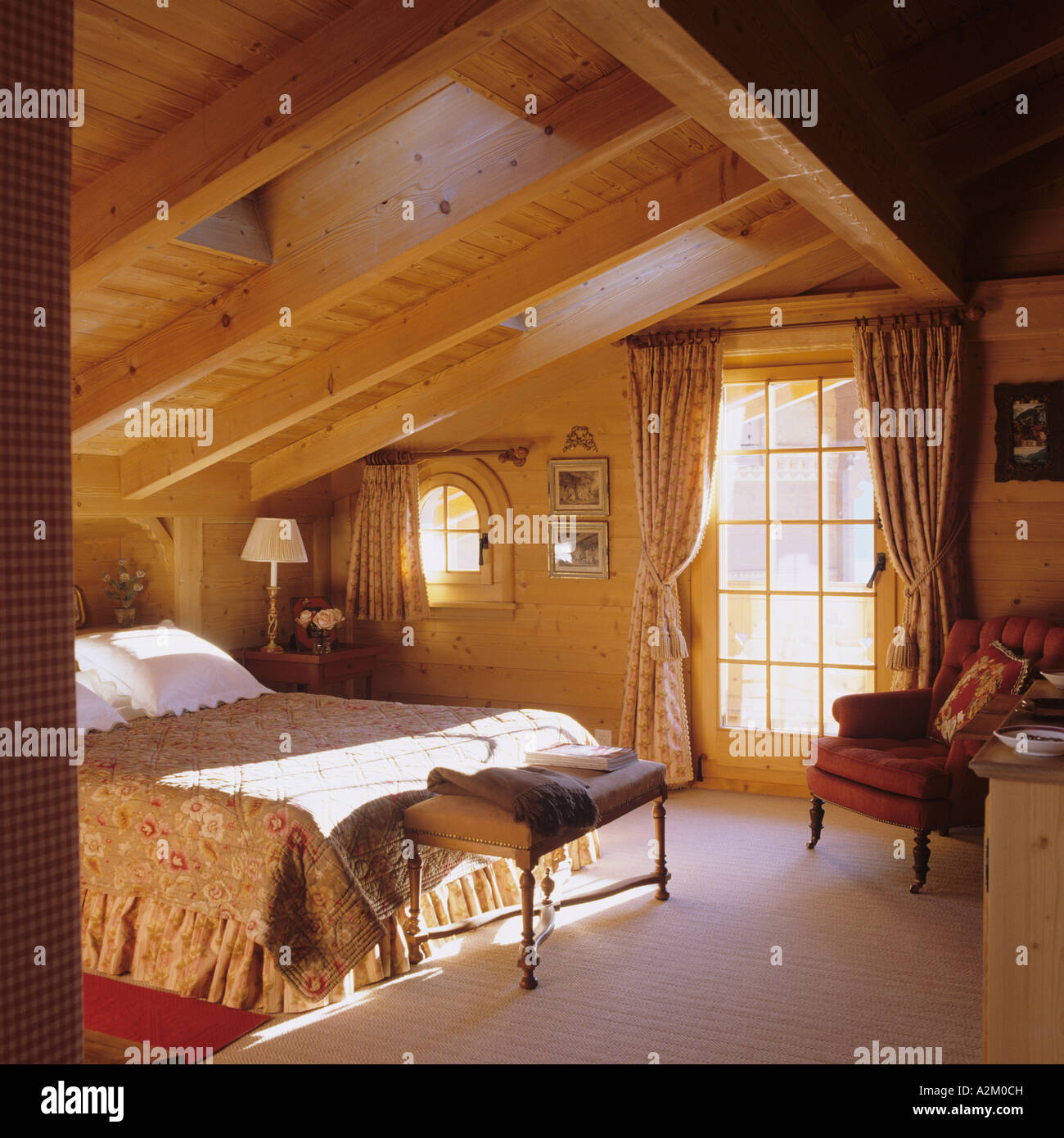 Ein Schlafzimmer mit Oberlicht-Fenster in einem traditionellen Chalet in der Schweiz Stockfoto