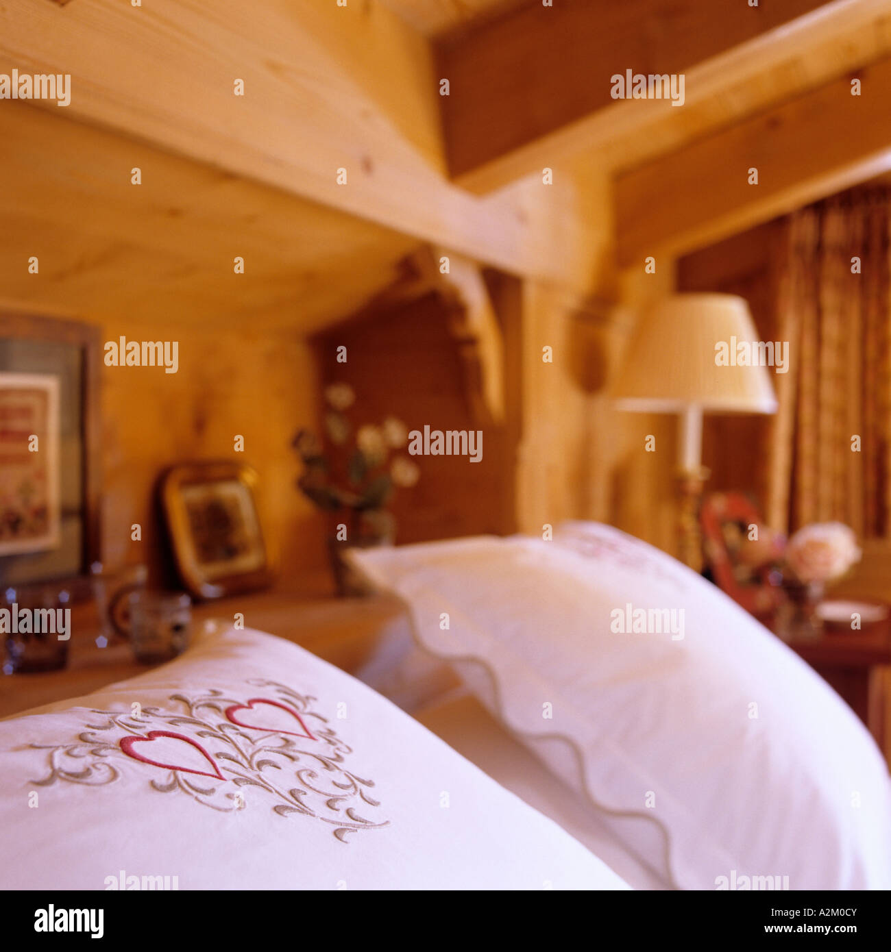 Detail von bestickten Kissen rutscht in einem traditionellen Chalet in der Schweiz Stockfoto