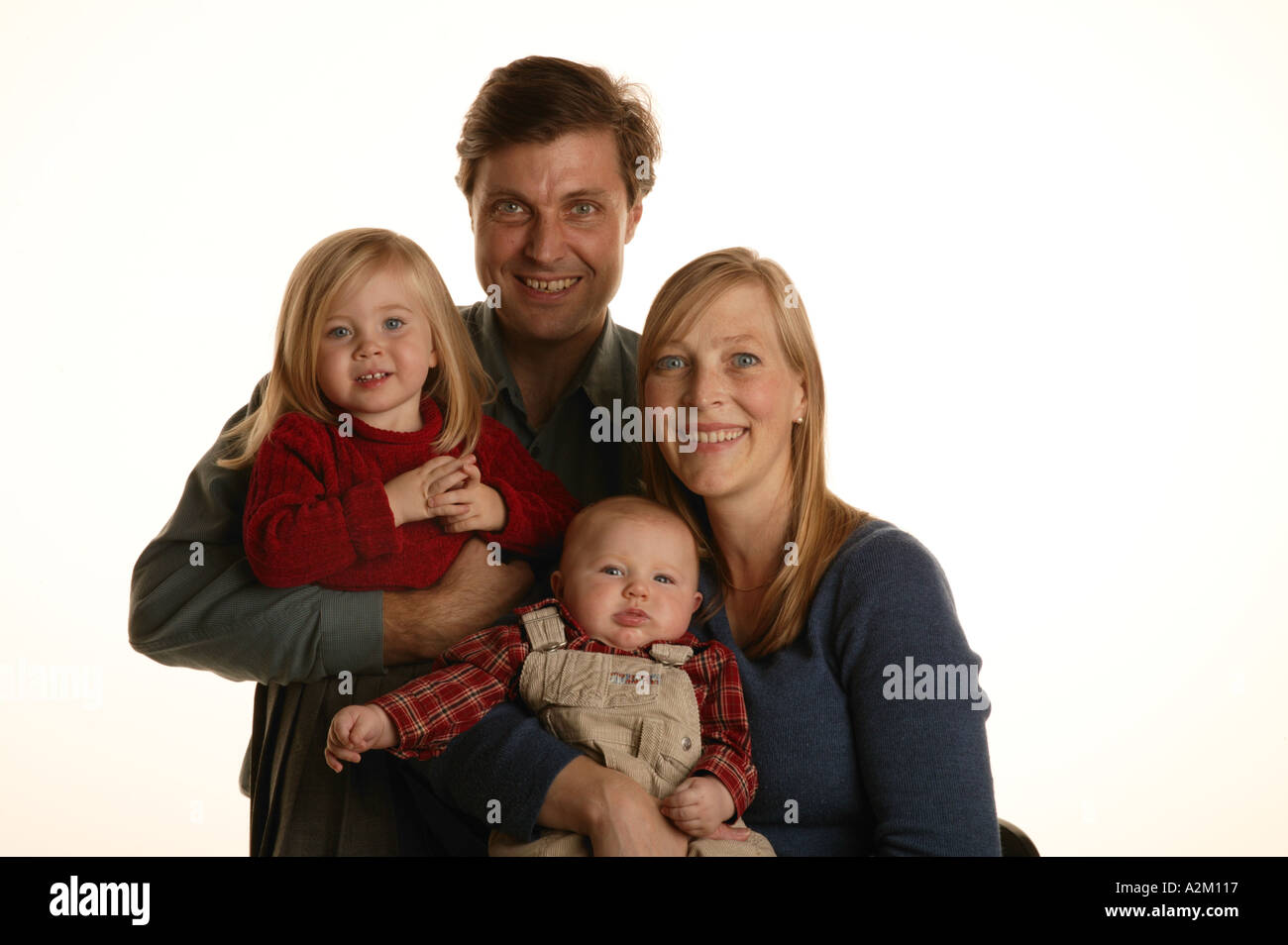 Studioaufnahme von einer Mutter und einem Vater hält ihre junge Tochter und baby Stockfoto