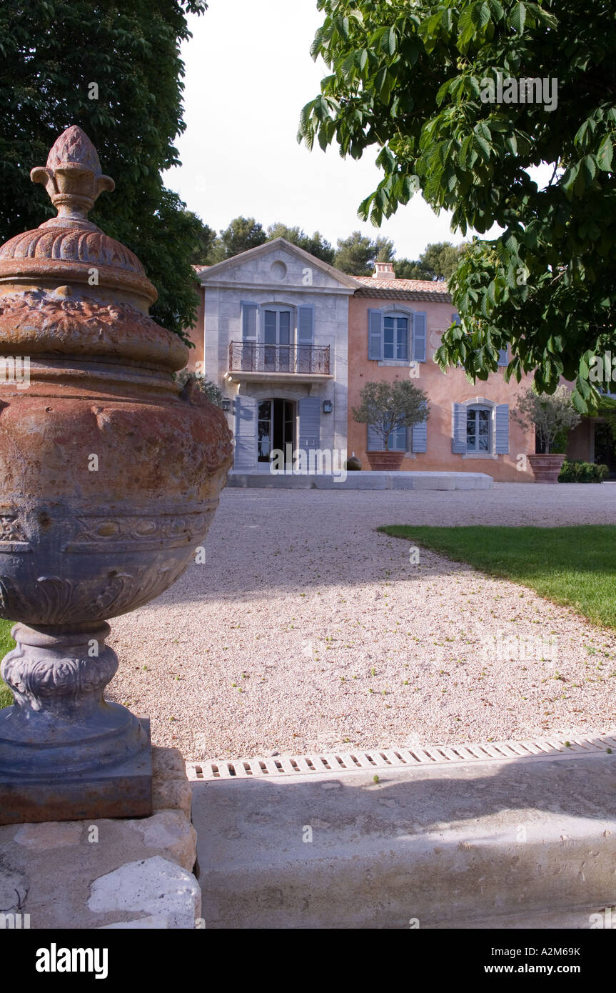 Blick auf französischen Haus in der Provence mit großen Stein Urn im Vordergrund Stockfoto