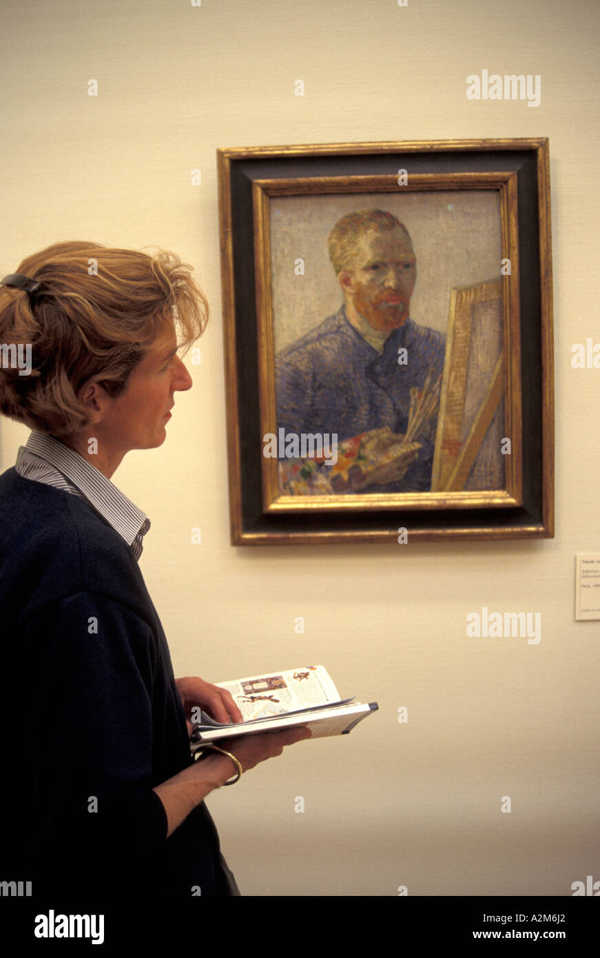 Europa, Niederlande, Holland, Amsterdam, Van Gogh Museum, Selbstporträt und Besucher (MR) Stockfoto