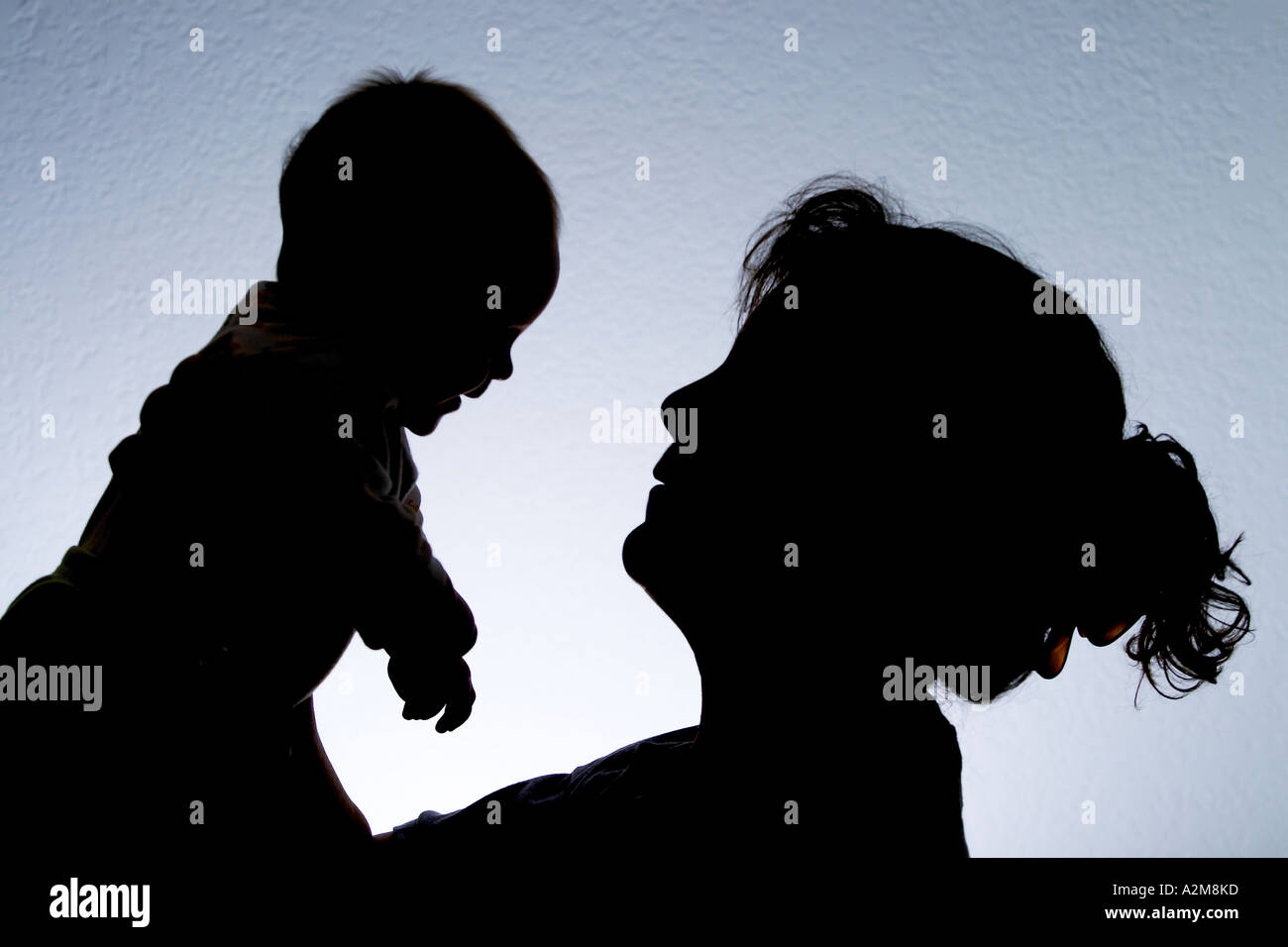 Silhouette der Mutter mit Tochter Stockfoto