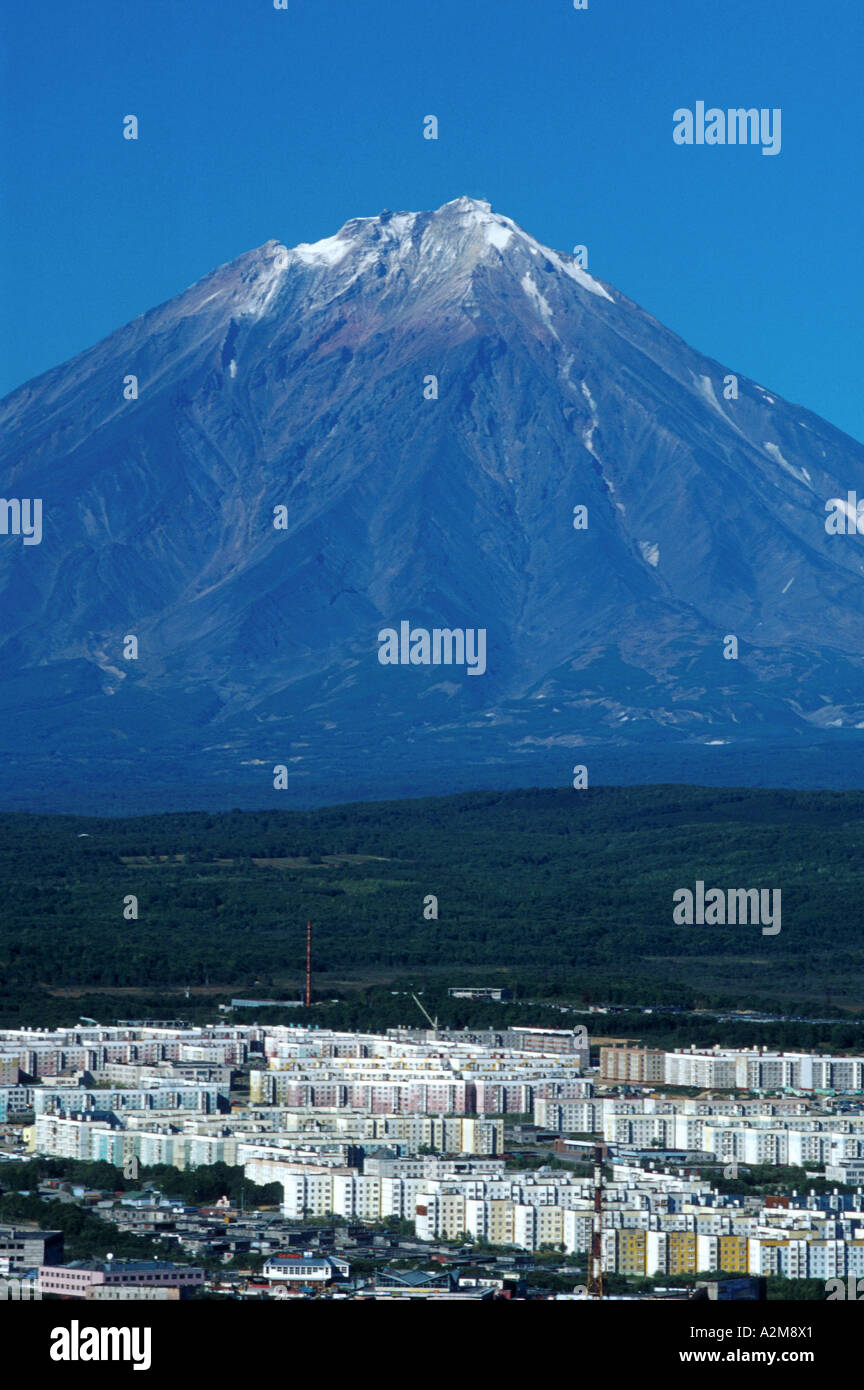 Asien, Russland, Kamtschatka die Stadt Petropavlosk Kamchatsky ist geprägt von Vulkanen. Stockfoto