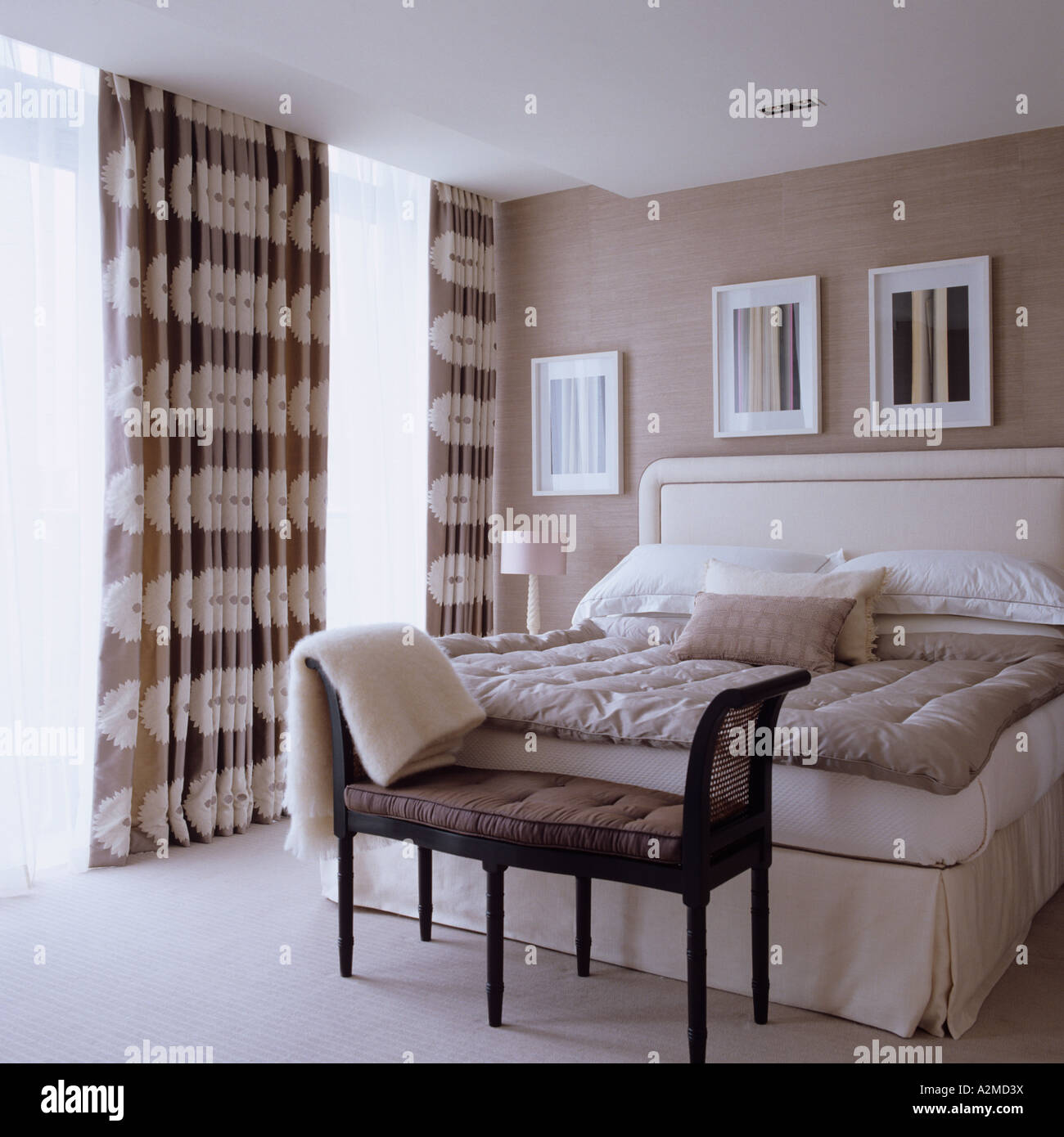 Beige Schlafzimmer mit Steppdecke und Sofa in Thames Penthouse-Wohnung,  London Stockfotografie - Alamy