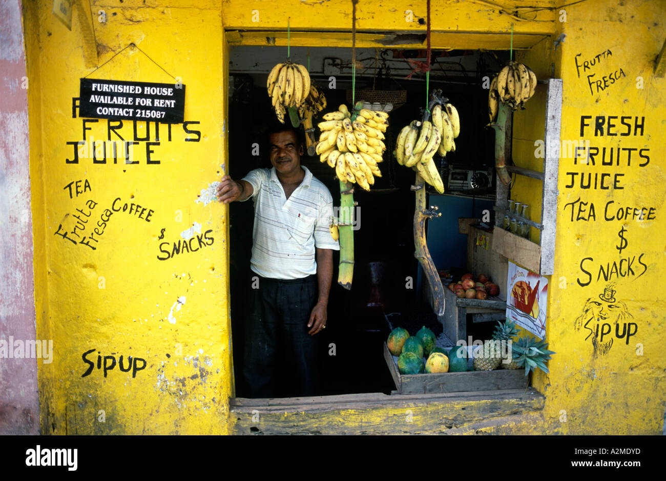 Besitzer von einem Getränke-Shop in seiner Tür. Fort Cochin. Kerala. Indien. Stockfoto