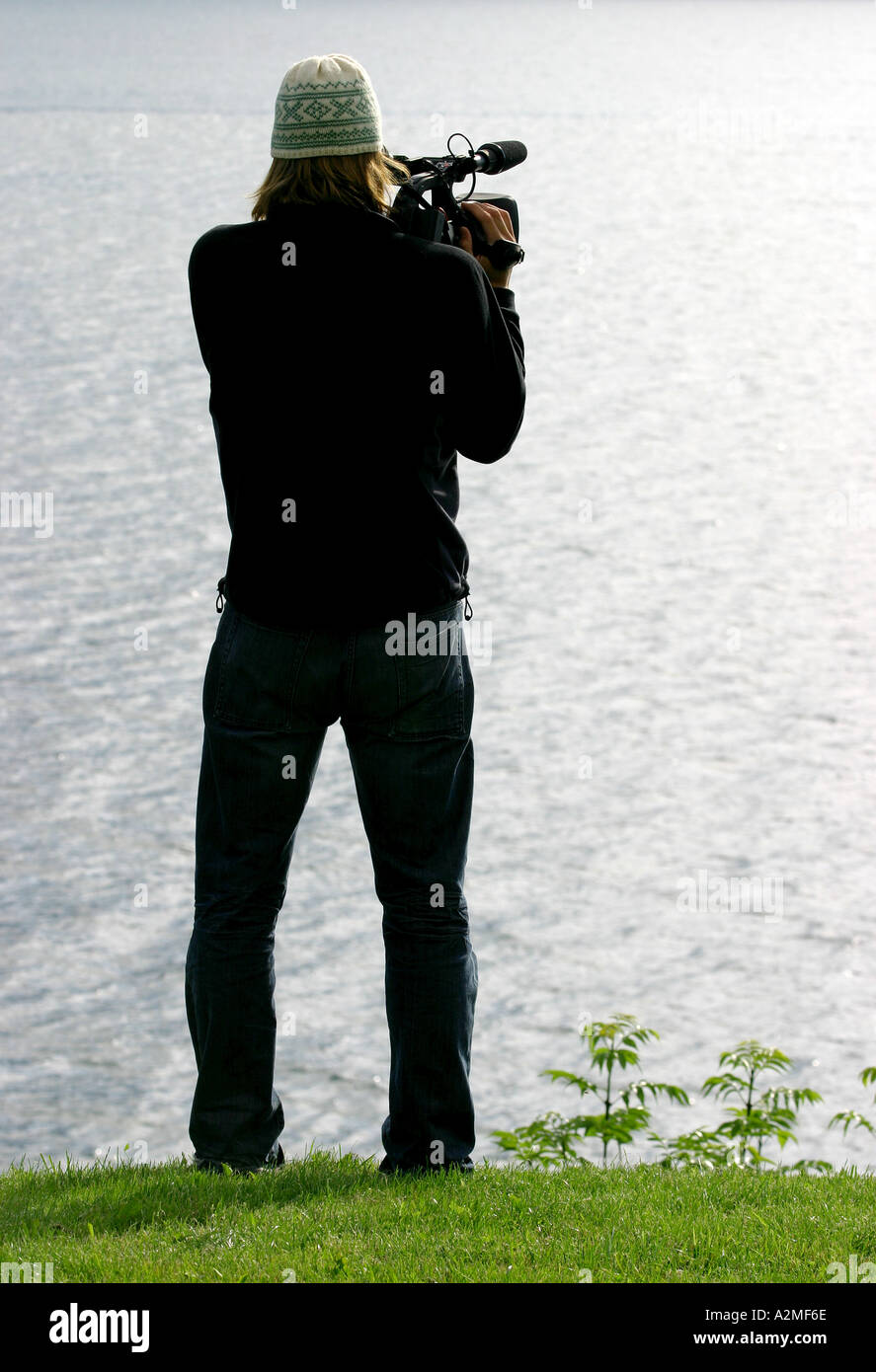 Mann mit professionellen Camcorder filmt fjord Stockfoto