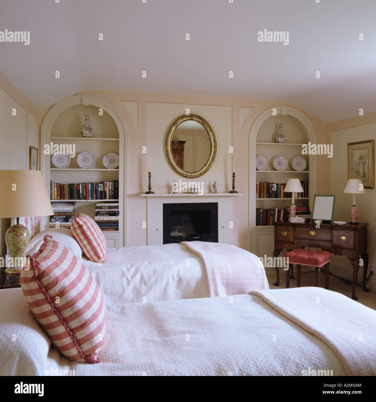 Zwei Einzelbetten mit karierten Kissen in englischen Landhaus Stockfoto