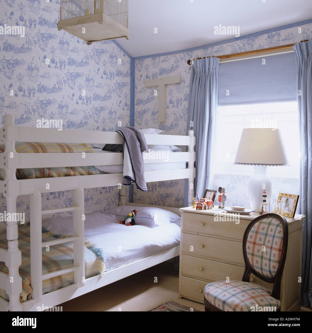 Etagenbett und Toile De Jouy Tapete im Schlafzimmer des englischen Landhauses Stockfoto