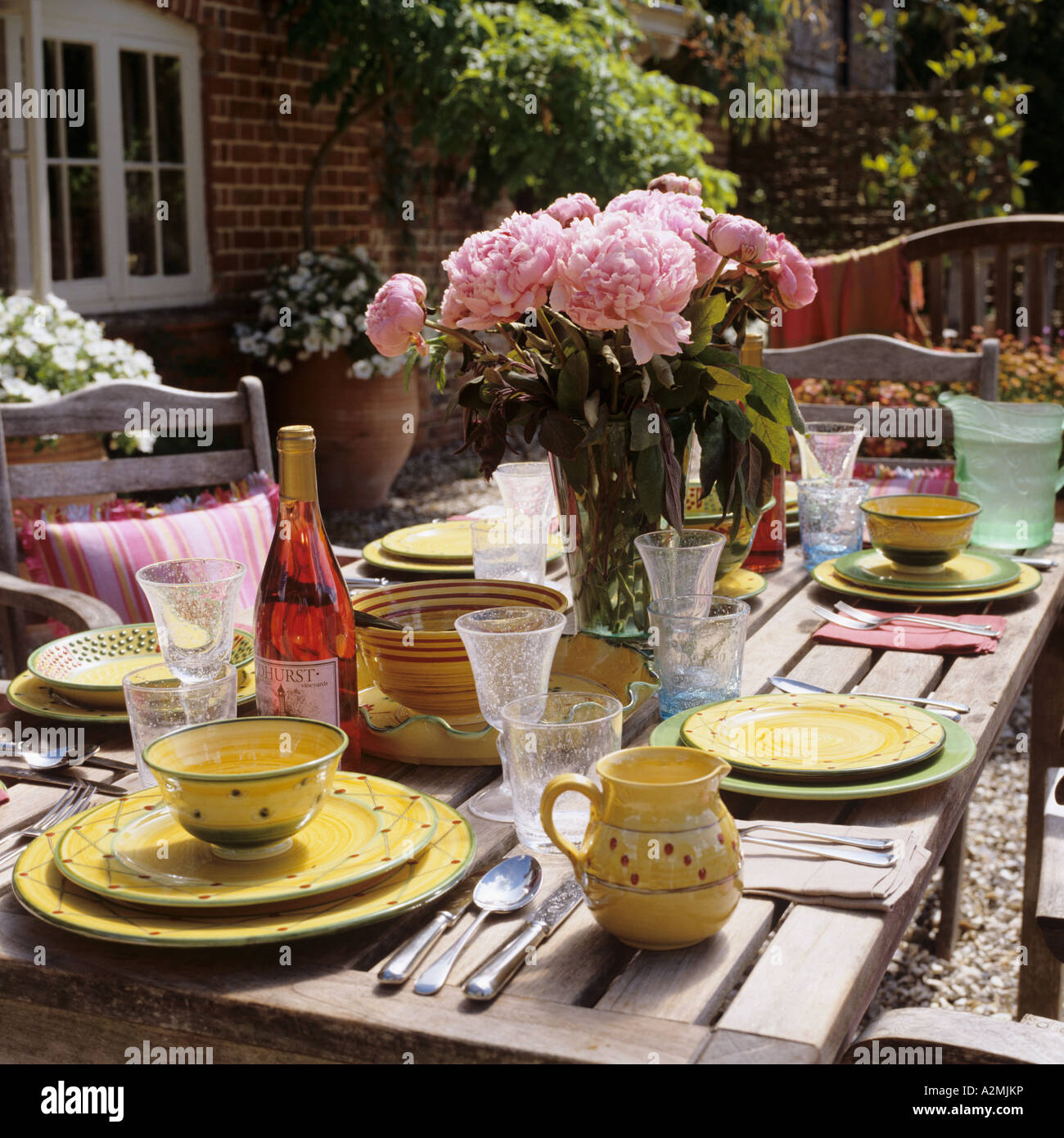 Speisen Sie in einem englischen Garten an einem sonnigen Tag Stockfoto