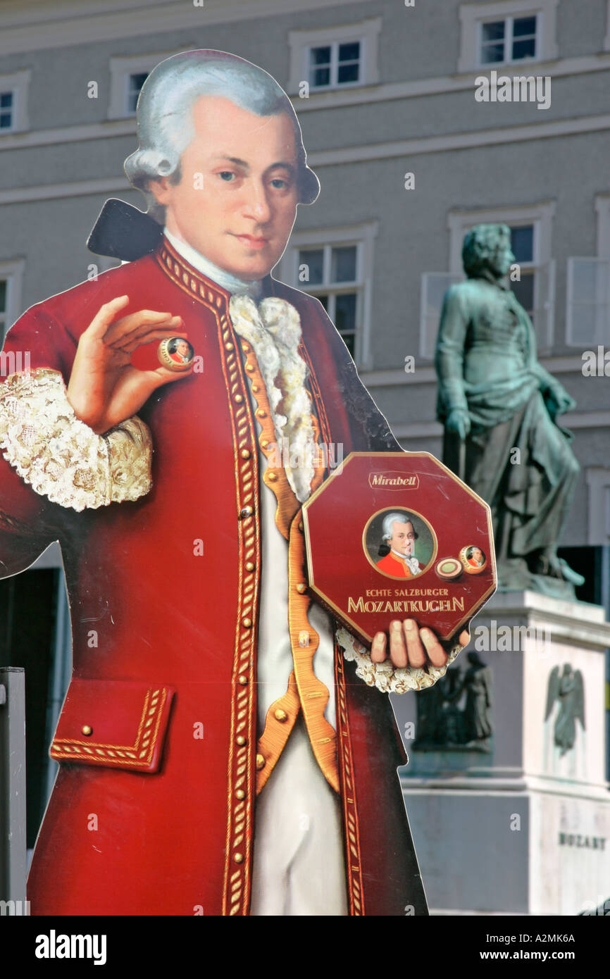 Werbung für die Salzburger Mozartkugel mit einem Porträt von Mozart aus Karton im Hintergrund machte sich das Denkmal von Mozart Stockfoto