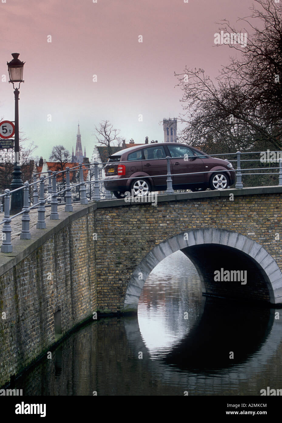 Audi A2 auf Brücke in Brugge Belgien Stockfoto