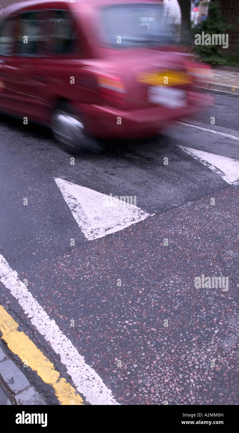 London Taxi überqueren einen Geschwindigkeit Buckel Stockfoto