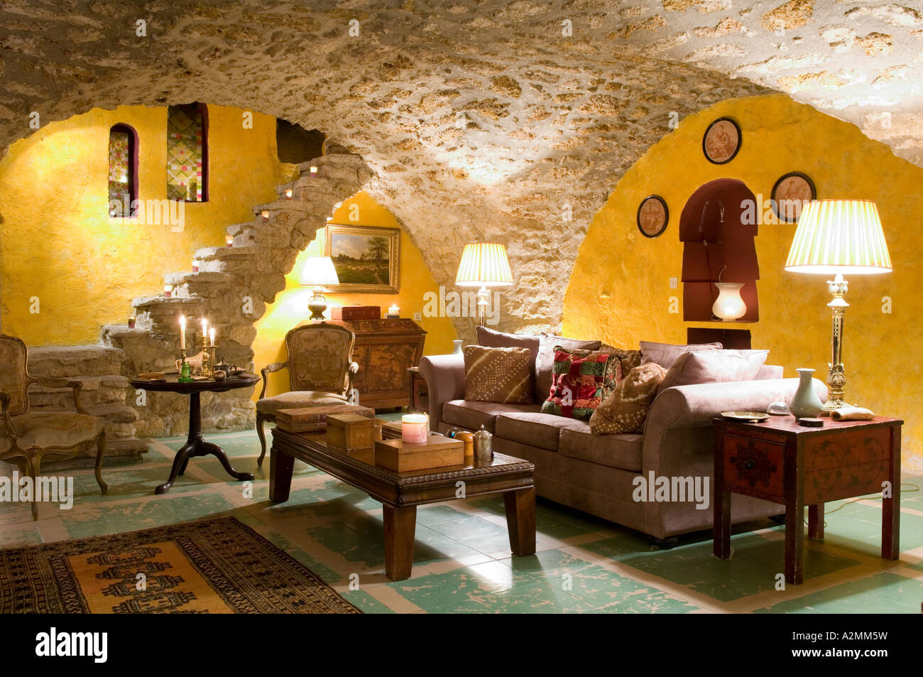 Wohnzimmer mit Gewölbedecke in französischen mittelalterlichen villa Stockfoto
