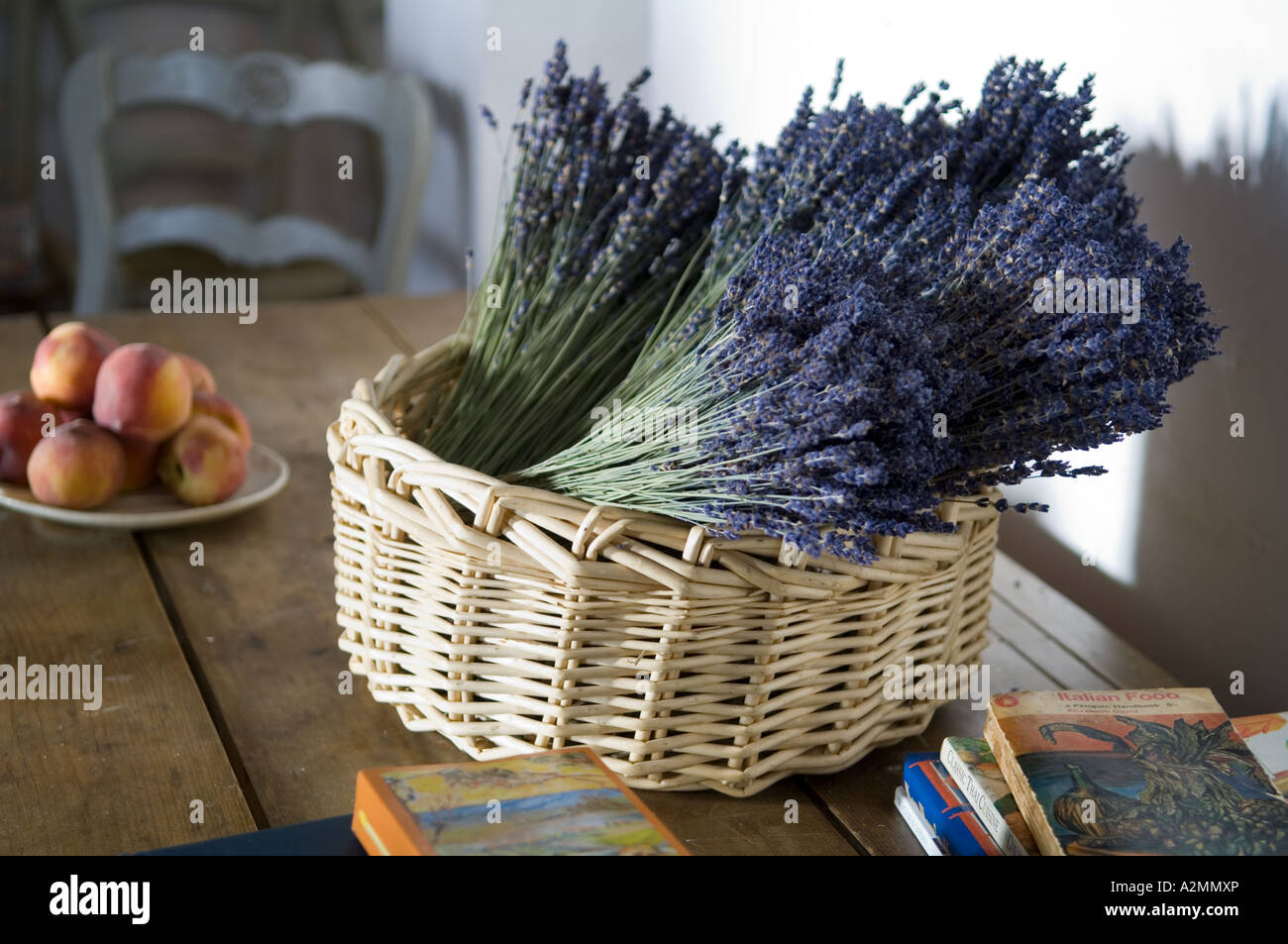 Einen Korb von getrocknetem Lavendel in einem Landhaus in der Provence Stockfoto