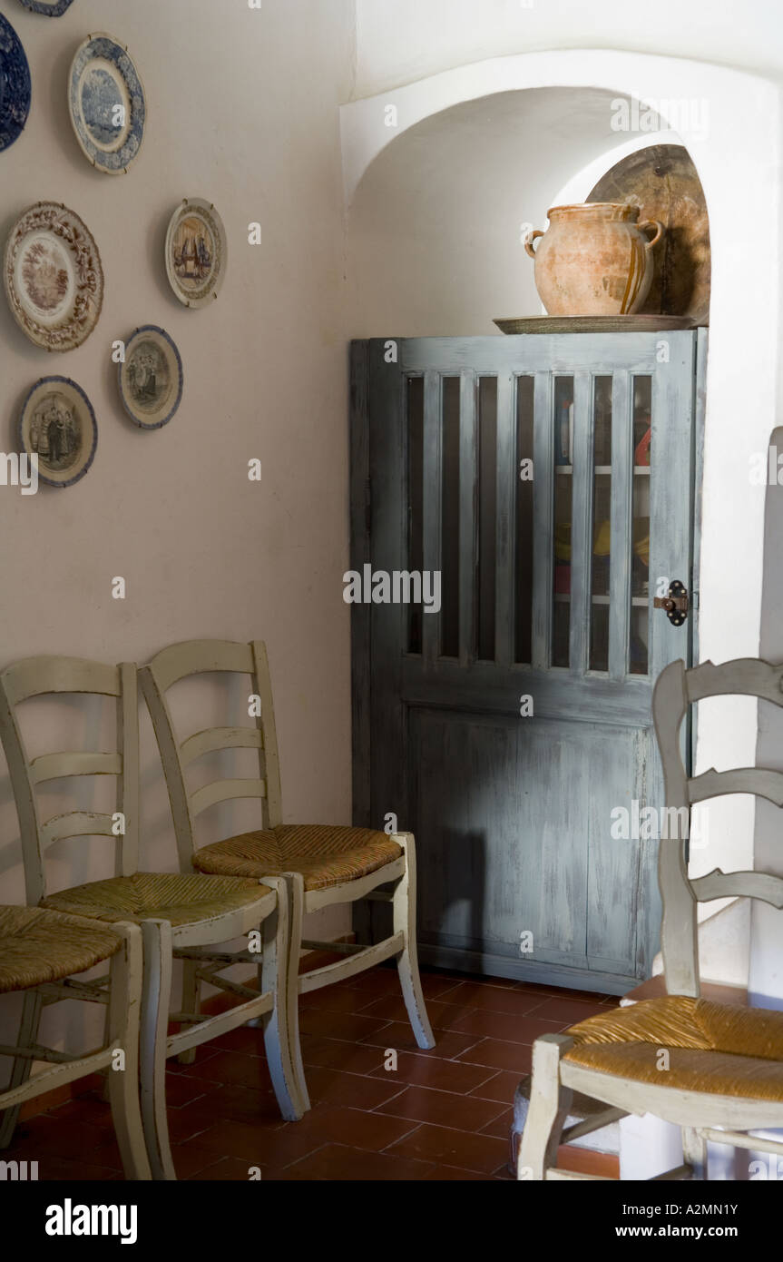 Blaue Speisekammer Schrank im Alkoven in französischen mittelalterlichen Villa Provence Stockfoto