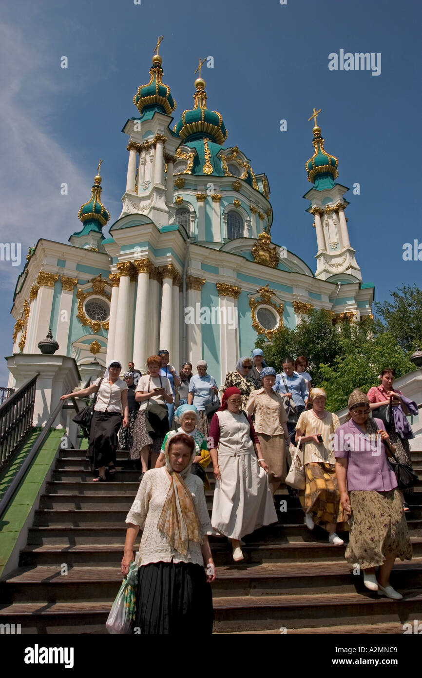 Ukraine-Kiew-Kirche des Heiligen St. Andreas gebaut 1212 in Holz 1744 mit Steinen F Architekten Rastrelli blauer Himmel Sonnenschein Besucher und Stockfoto