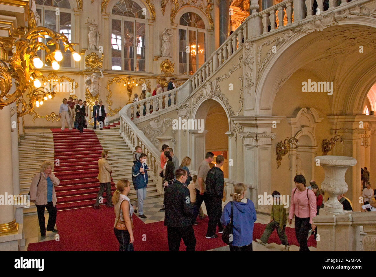 GUS Russland Sankt Petersburg 300 Jahre alten Venedig des Norden Winter Palace Ermitage Parade Treppen Jordans Treppe mit Besuchern Stockfoto