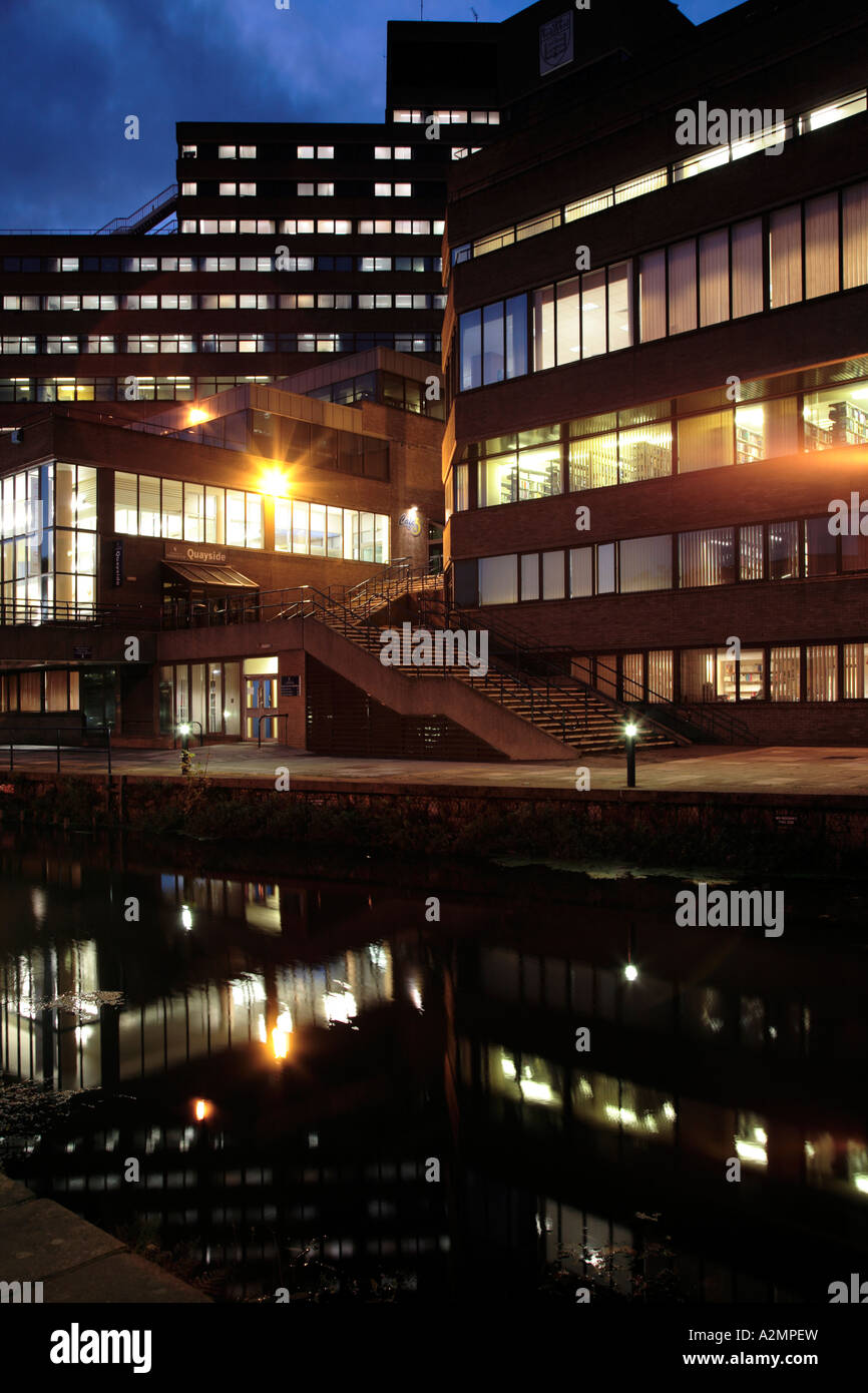 Kai Komplexe in der Nacht an der Universität Huddersfield, West Yorkshire, England, UK. Stockfoto