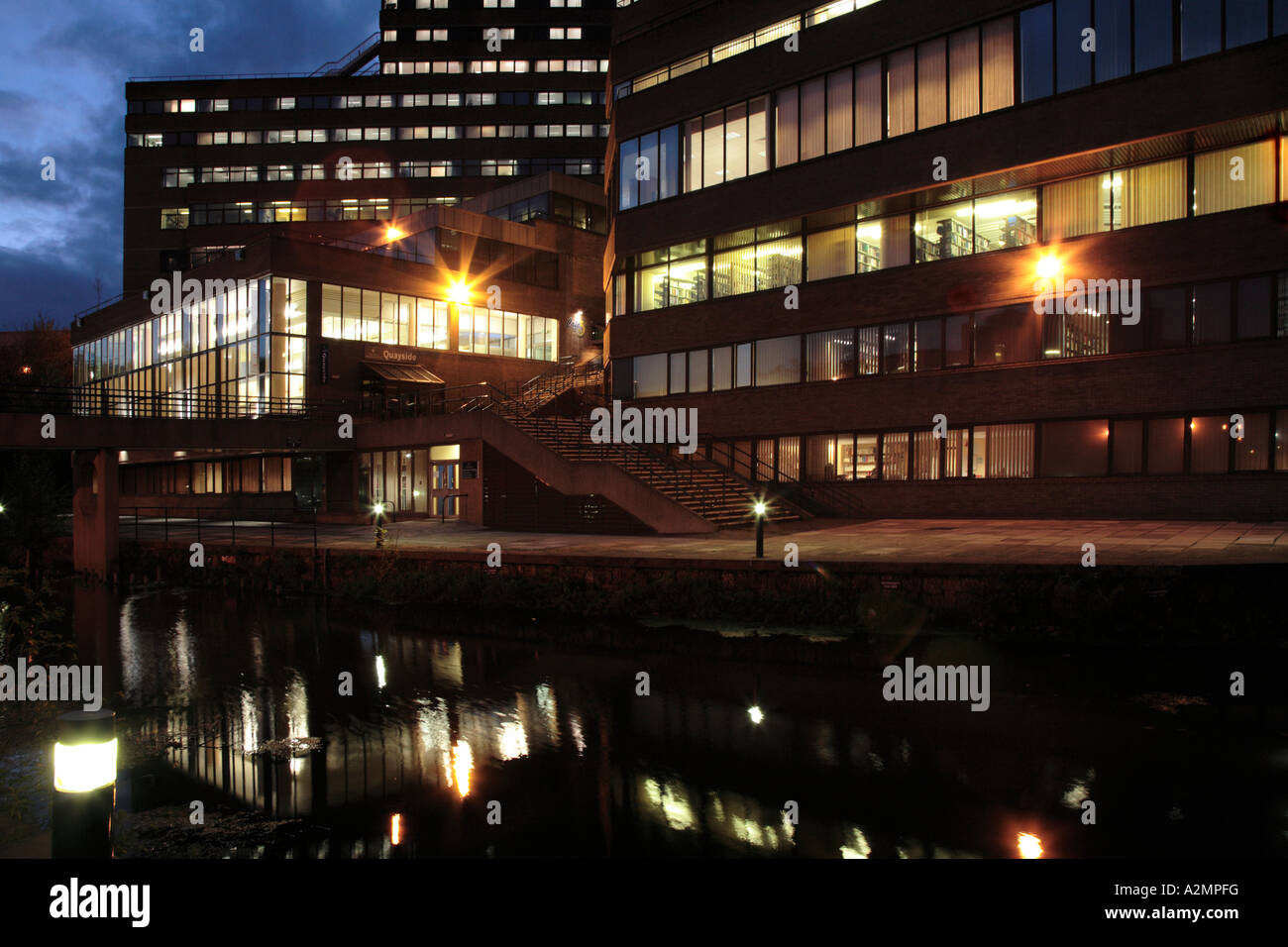 Kai Komplexe in der Nacht an der Universität Huddersfield, West Yorkshire, England, UK. Stockfoto