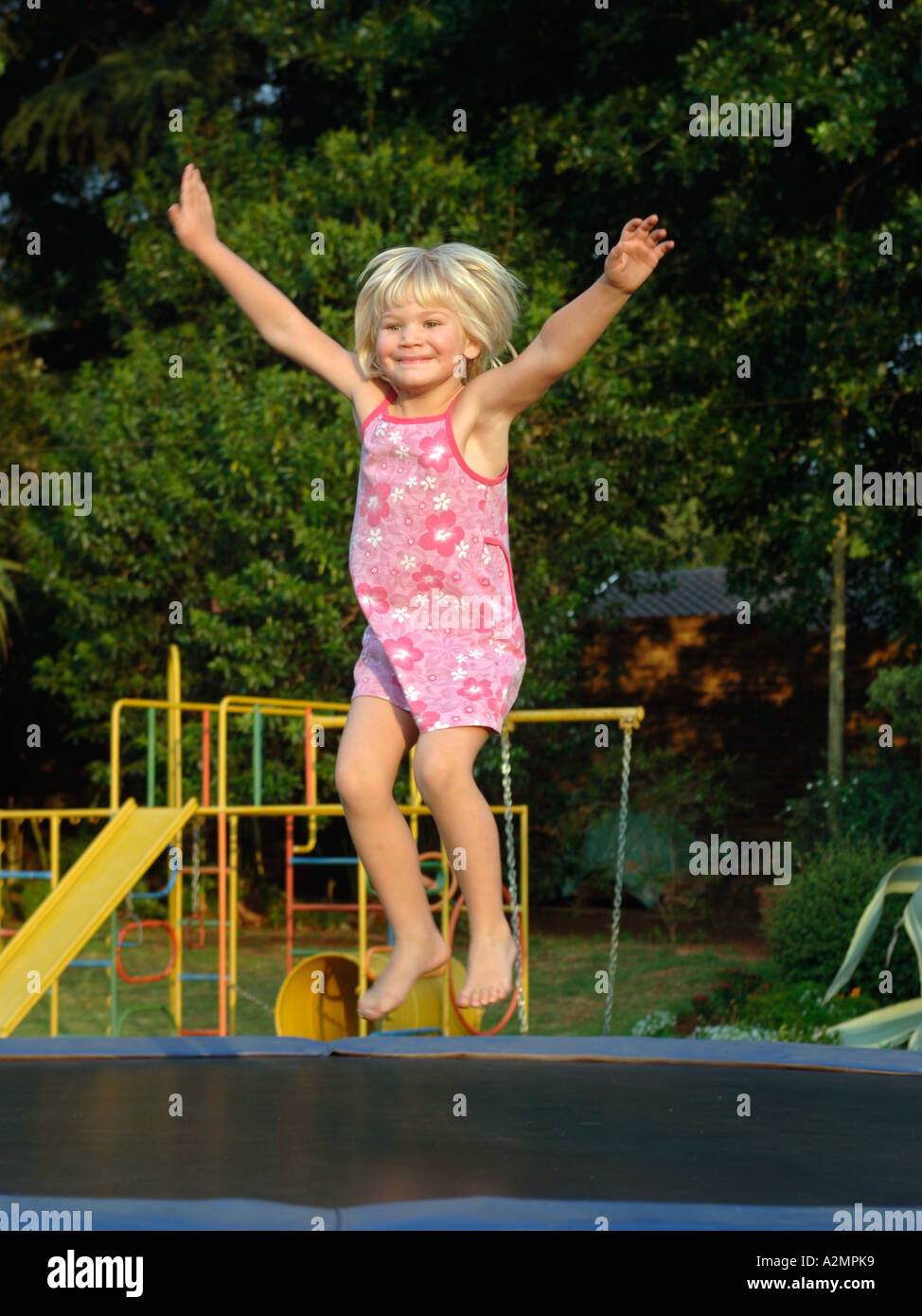 ein 4 - jahre altes mädchen springen auf einem trampolin