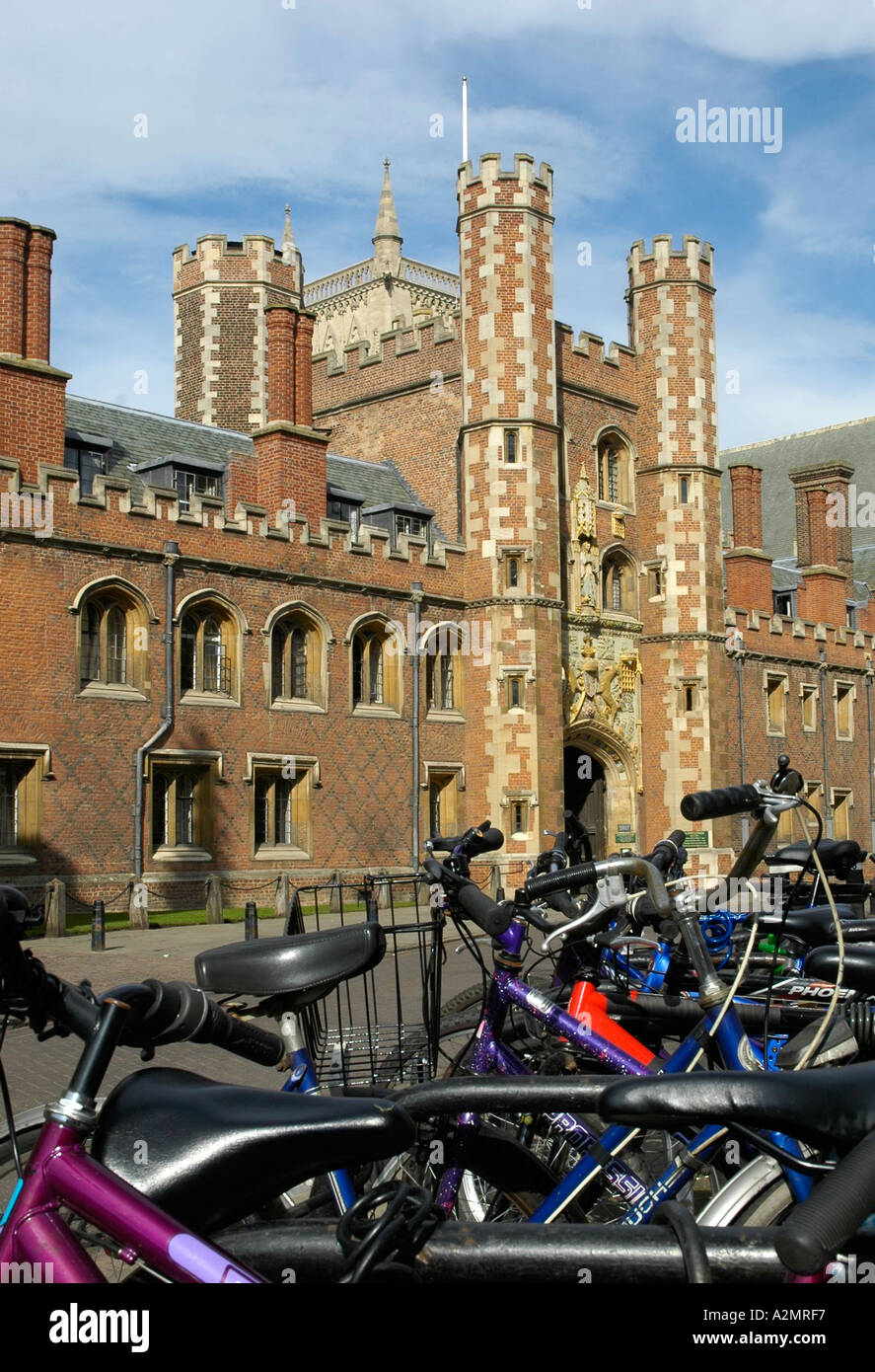 Fahrräder außerhalb von St John s College Cambridge Stockfoto