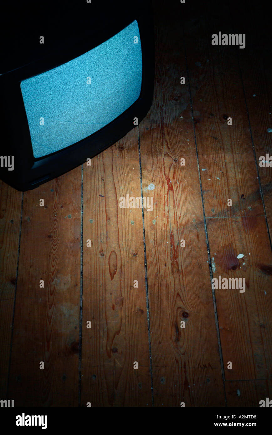 Fernseher auf Holzboden Stockfoto