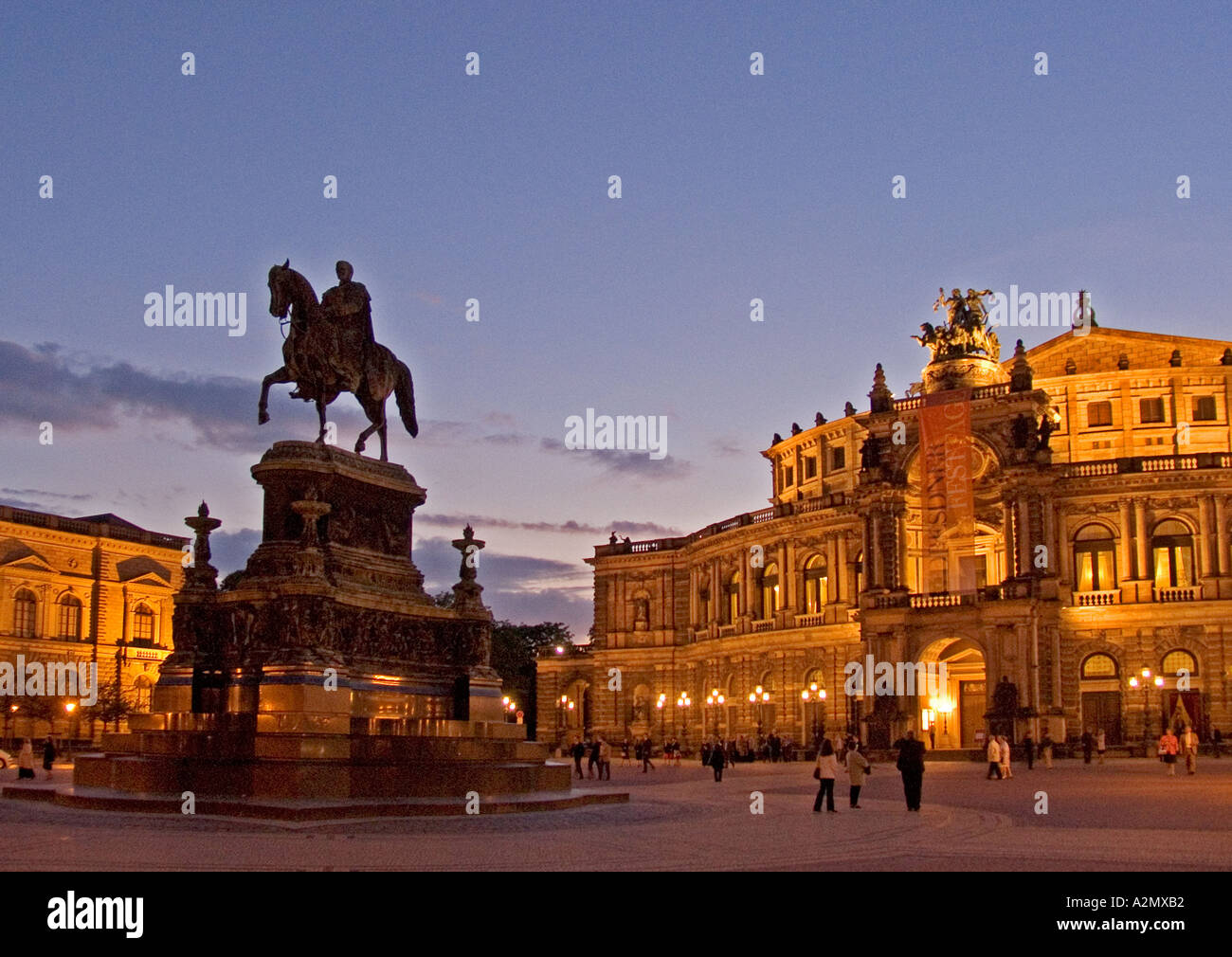 BRD Deutschland Sachsen Dresden Capitol an der Elbe Elb Florenc im Theater Platz, der Semperoper und der Reiter Stockfoto