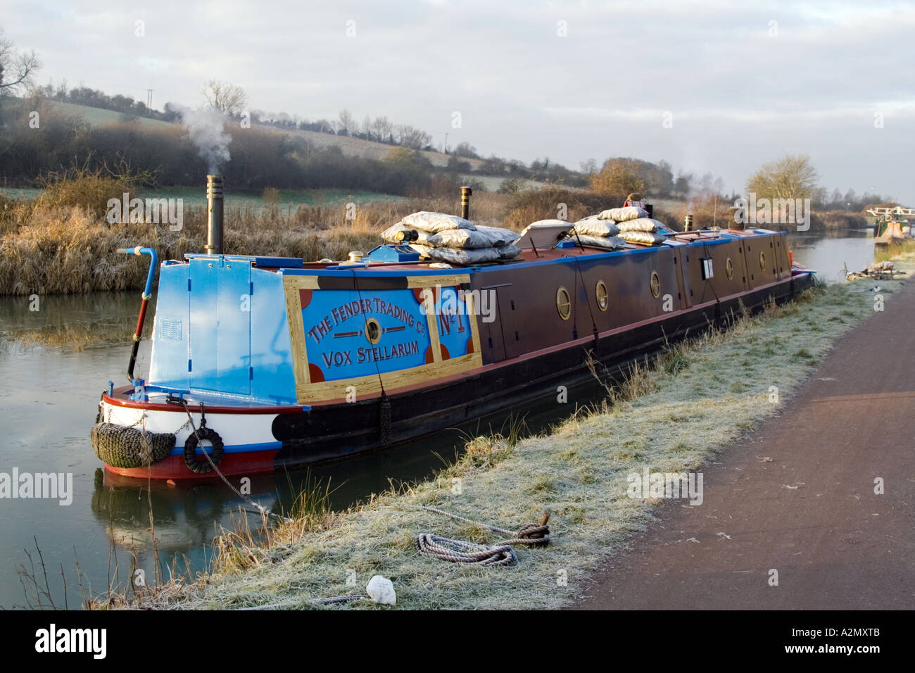 Fender Trading Co. Narrowboat am Kennet & Avon am frostigen Morgen. Stockfoto