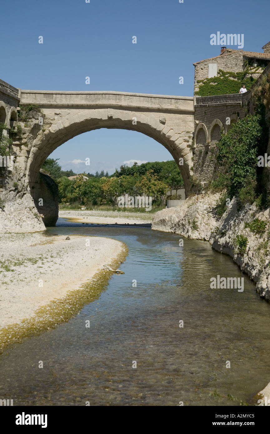 Römische Brücke über die Ouvèze Fluss Vaison la Romaine Vaucluse Provence Frankreich Stockfoto