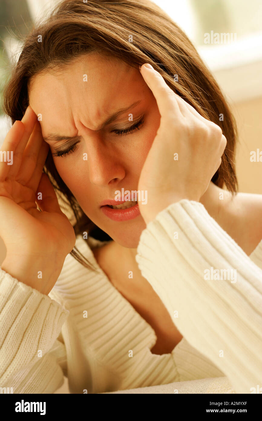 Junge Frau leidet unter Kopfschmerzen oder Stress Stockfoto