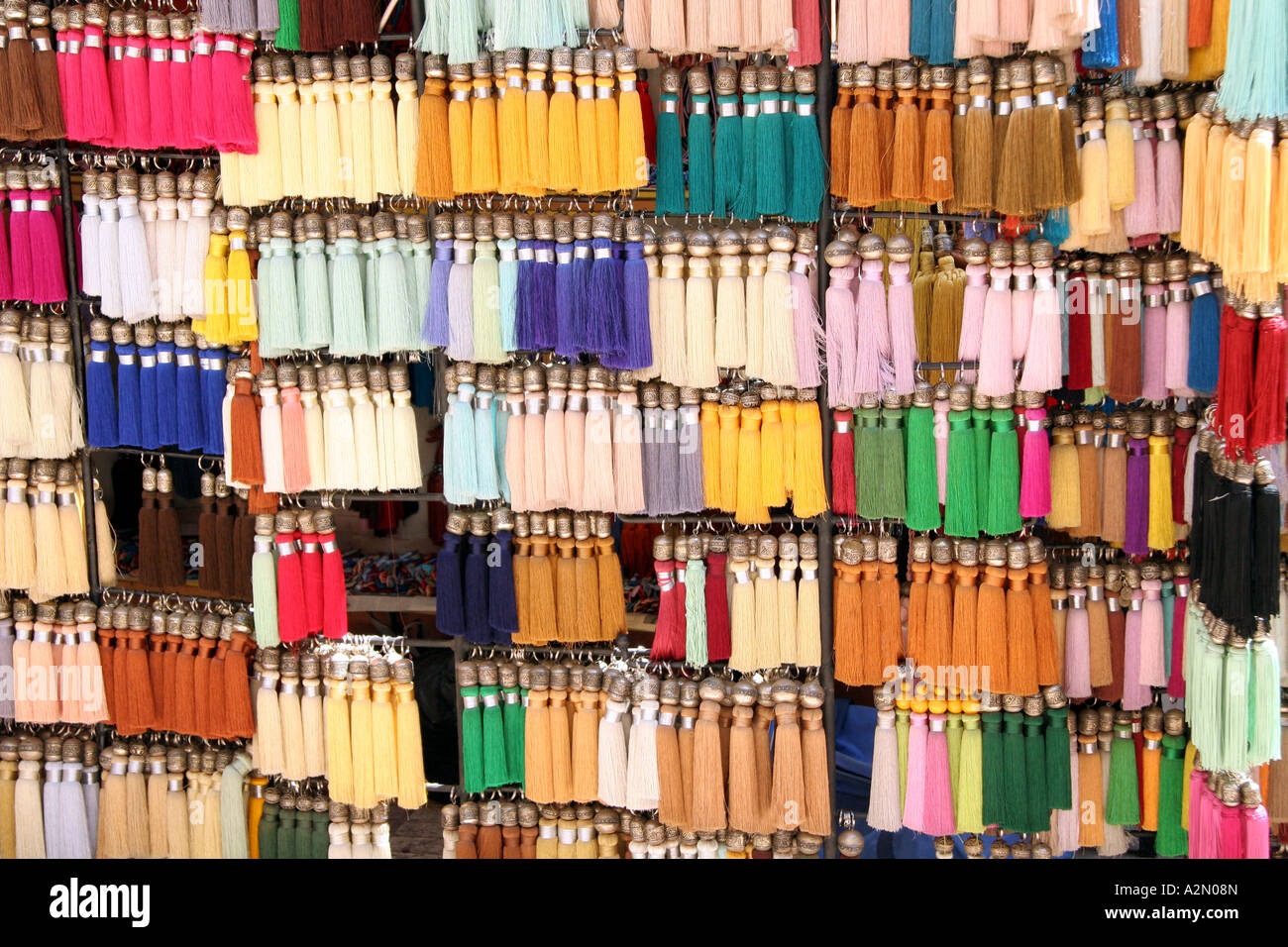 Stoff-Quasten für Verkauf im Souk, Marrakesch, Marokko Stockfoto