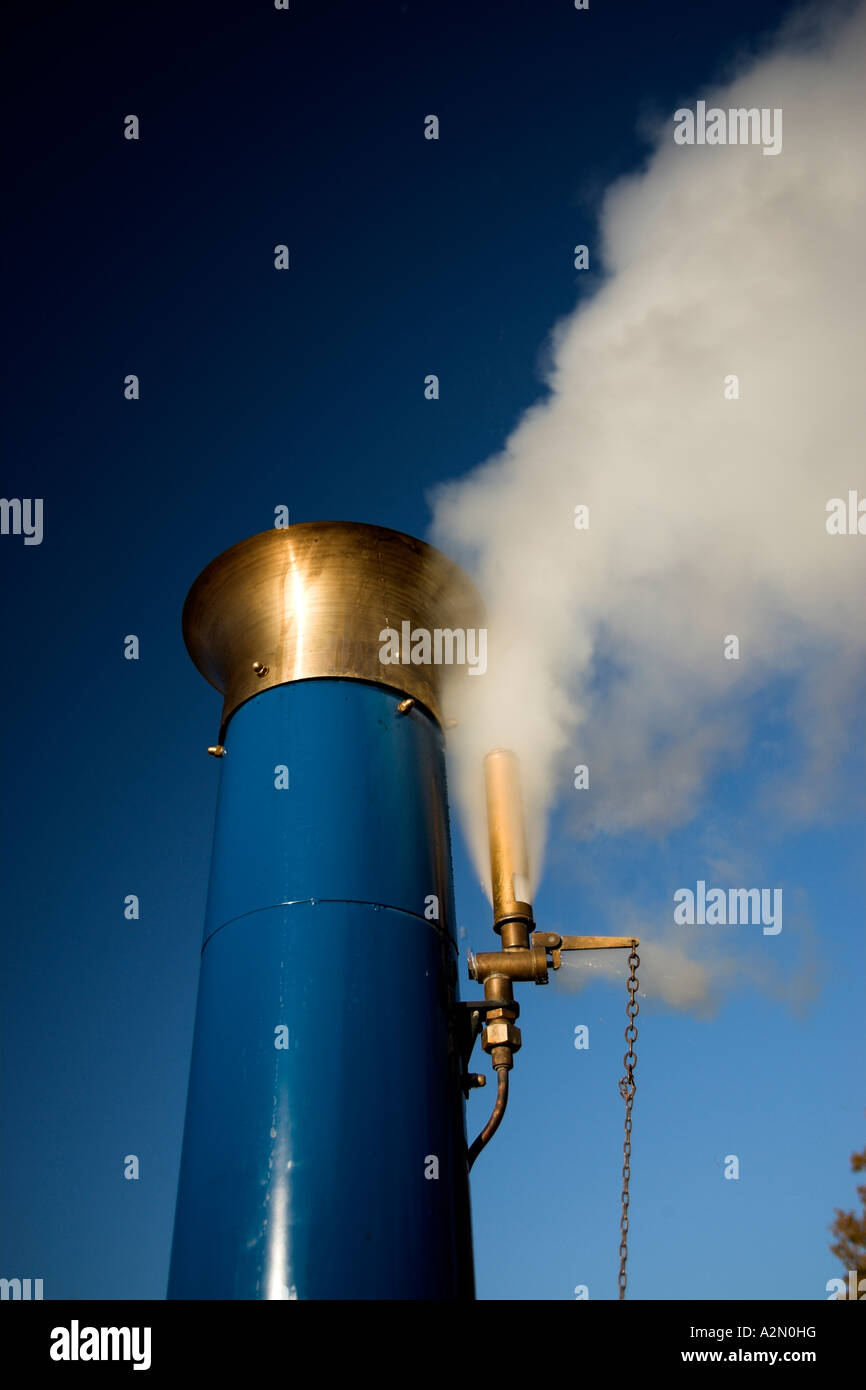 Vermietung blauen Trichter Messing Dampferfahrt lassen Dampf Abblasen Stockfoto