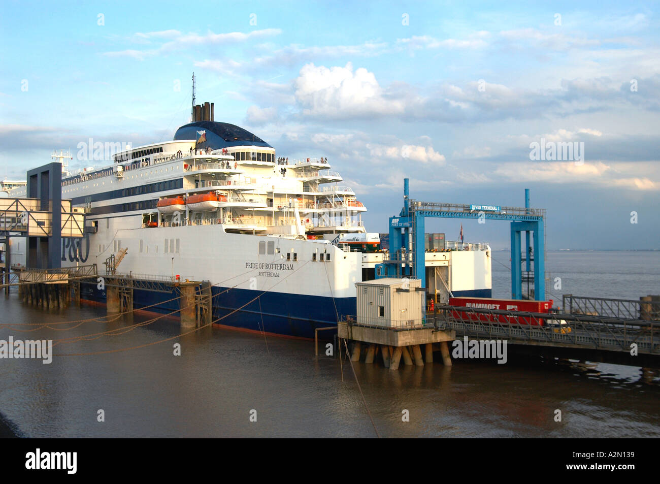 Hull ferry -Fotos und -Bildmaterial in hoher Auflösung – Alamy