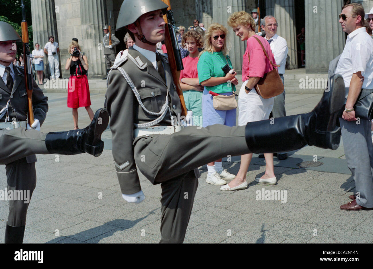 Deutsche Soldaten marschieren in Berlin, 1989 Stockfoto