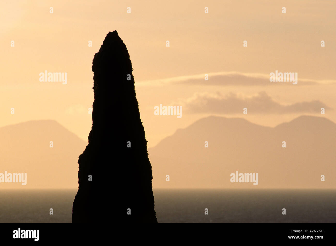 Stehenden Stein, Teil der prähistorischen Angleichung an Ballochroy auf Kintyre-Halbinsel, Schottland, Großbritannien. Insel Jura in Ferne Stockfoto