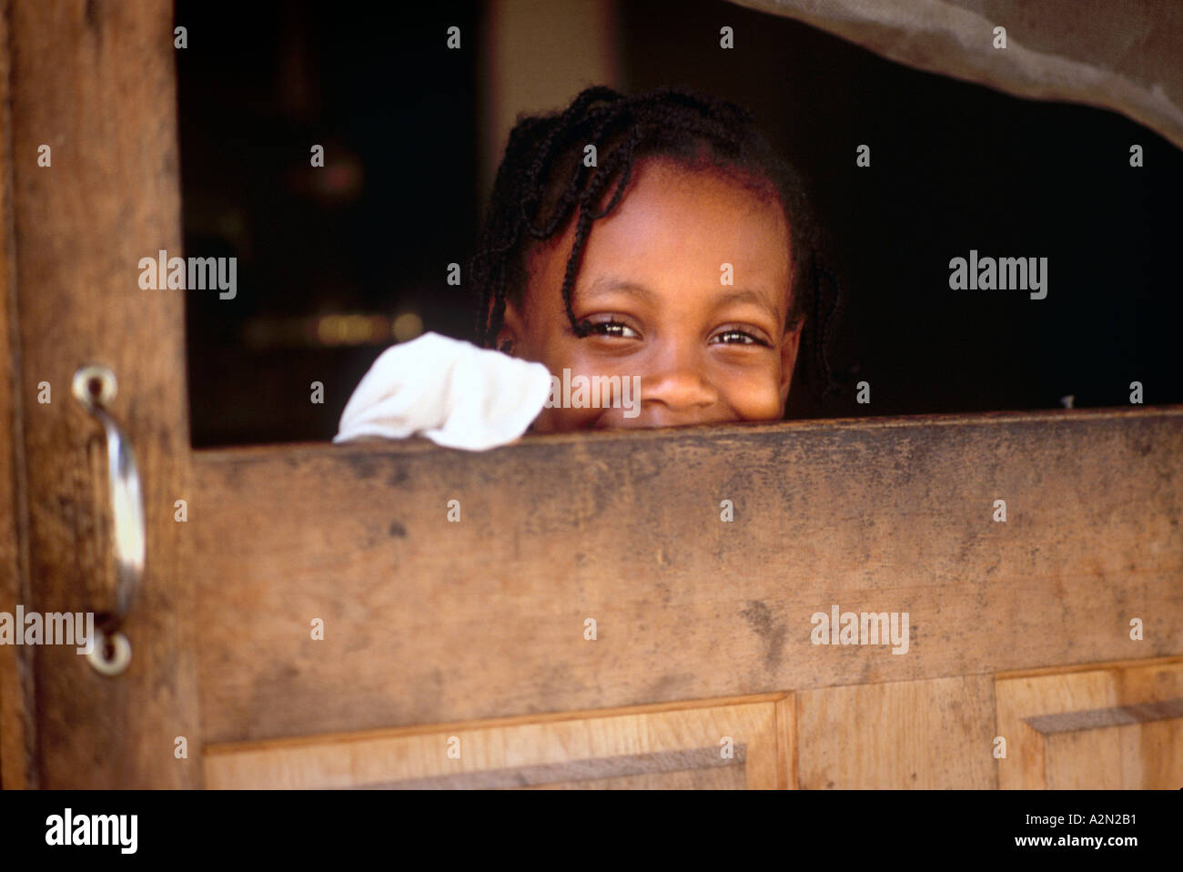 Latch key kid Junge ethnische echten schwarzen Mädchen Fenster zerbrochen Bildschirm Tür der Wohnung in Atlanta Georgia America Stockfoto
