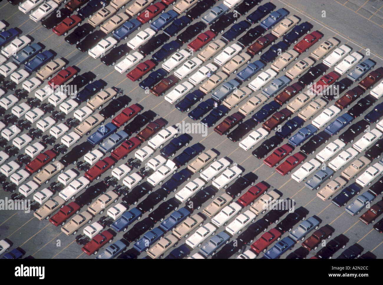 Aus Japan importierte LKWs und Autos in den Hafen von Long Beach California USA, gleich neben dem Boot, das auf Prep und Bewegung zum Verkauf wartet Stockfoto