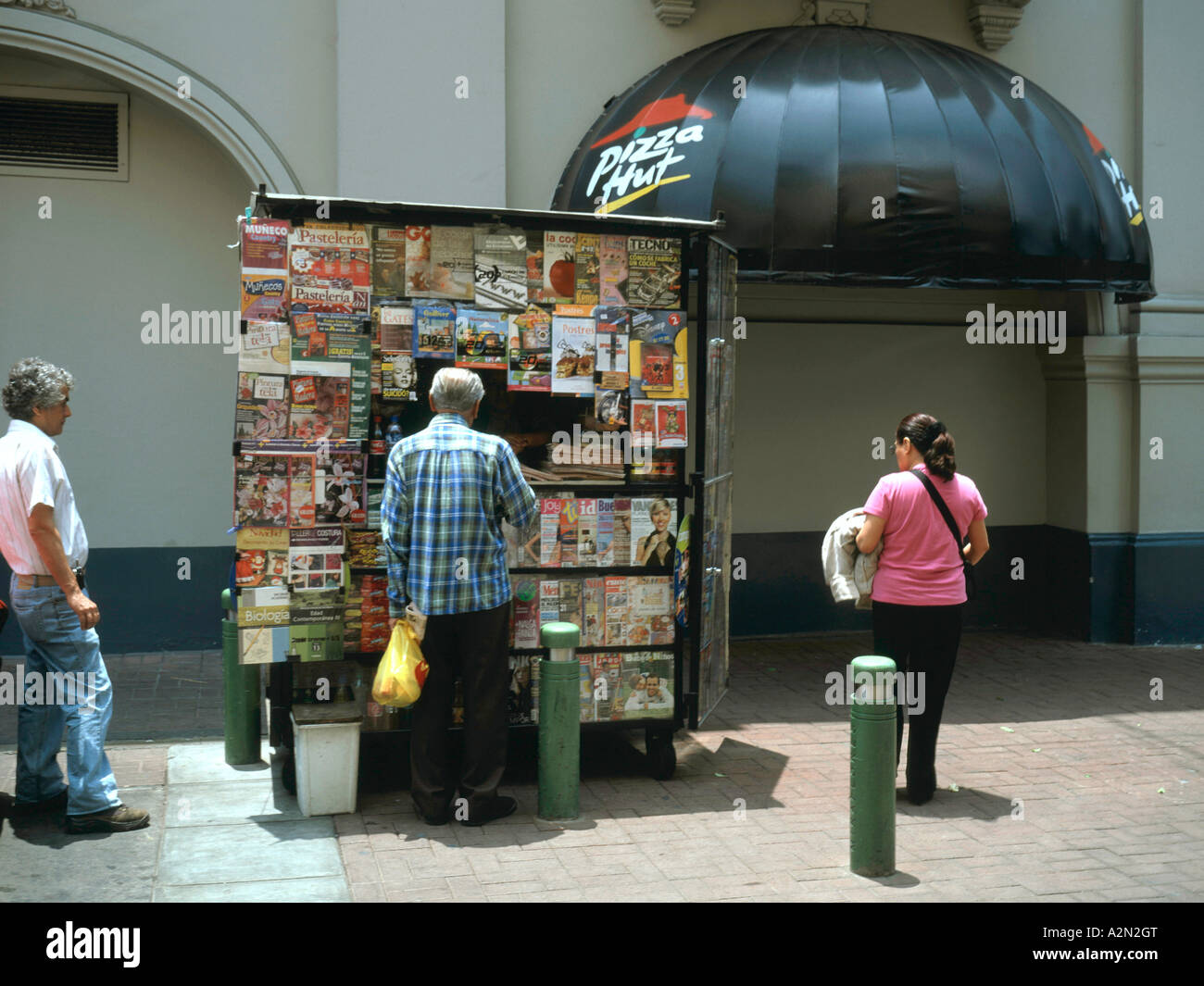 Eine Zeitung und Zeitungsständer in Lima Vorort von Miraflores Peru Stockfoto