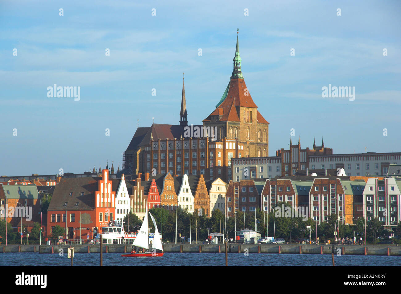 Segelboot im Fluss vor Stadt, Mecklenburg-West Pomerania, Deutschland Stockfoto