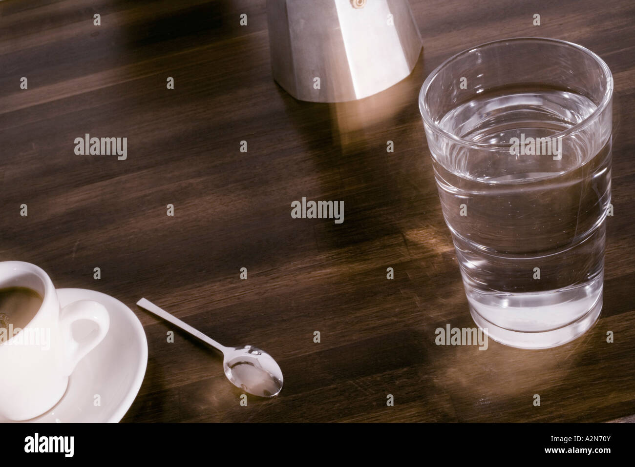 Nahaufnahme von Glas Wasser und Kaffee Stockfoto