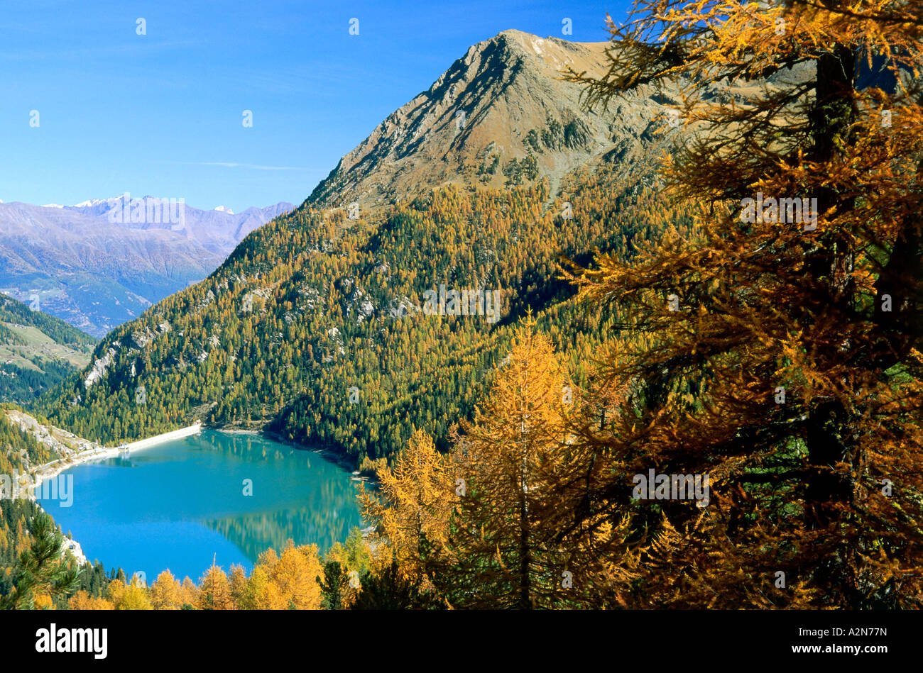 Vogelperspektive Blick auf See, umgeben von Bergen, Zufallsee, Martelltal, Nationalpark Stilfserjoch, Südtirol, Italien Stockfoto