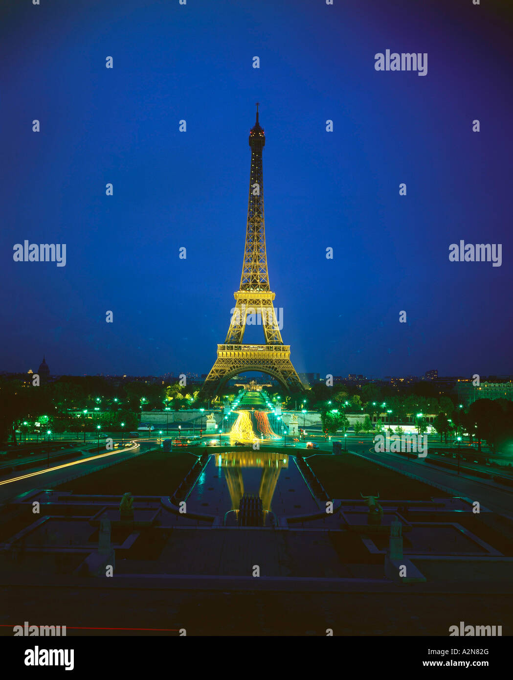 Turm Leuchtet In Der Nacht Eiffelturm Paris Frankreich